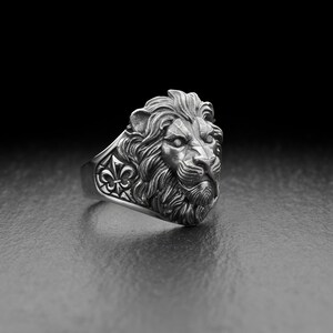 Made from high-quality sterling silver, this ring showcases a stunning lion's head design. The intricate mane, fierce expression, and intricate details bring this powerful creature to life.