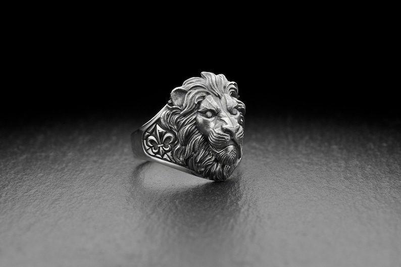 Made from high-quality sterling silver, this ring showcases a stunning lion's head design. The intricate mane, fierce expression, and intricate details bring this powerful creature to life.