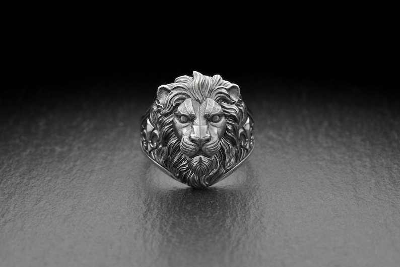 Introducing our majestic Silver Lion Ring, a symbol of strength, courage, and regal elegance. Handcrafted with meticulous attention to detail, this ring is a true statement piece that captures the essence of the king of the animal kingdom.