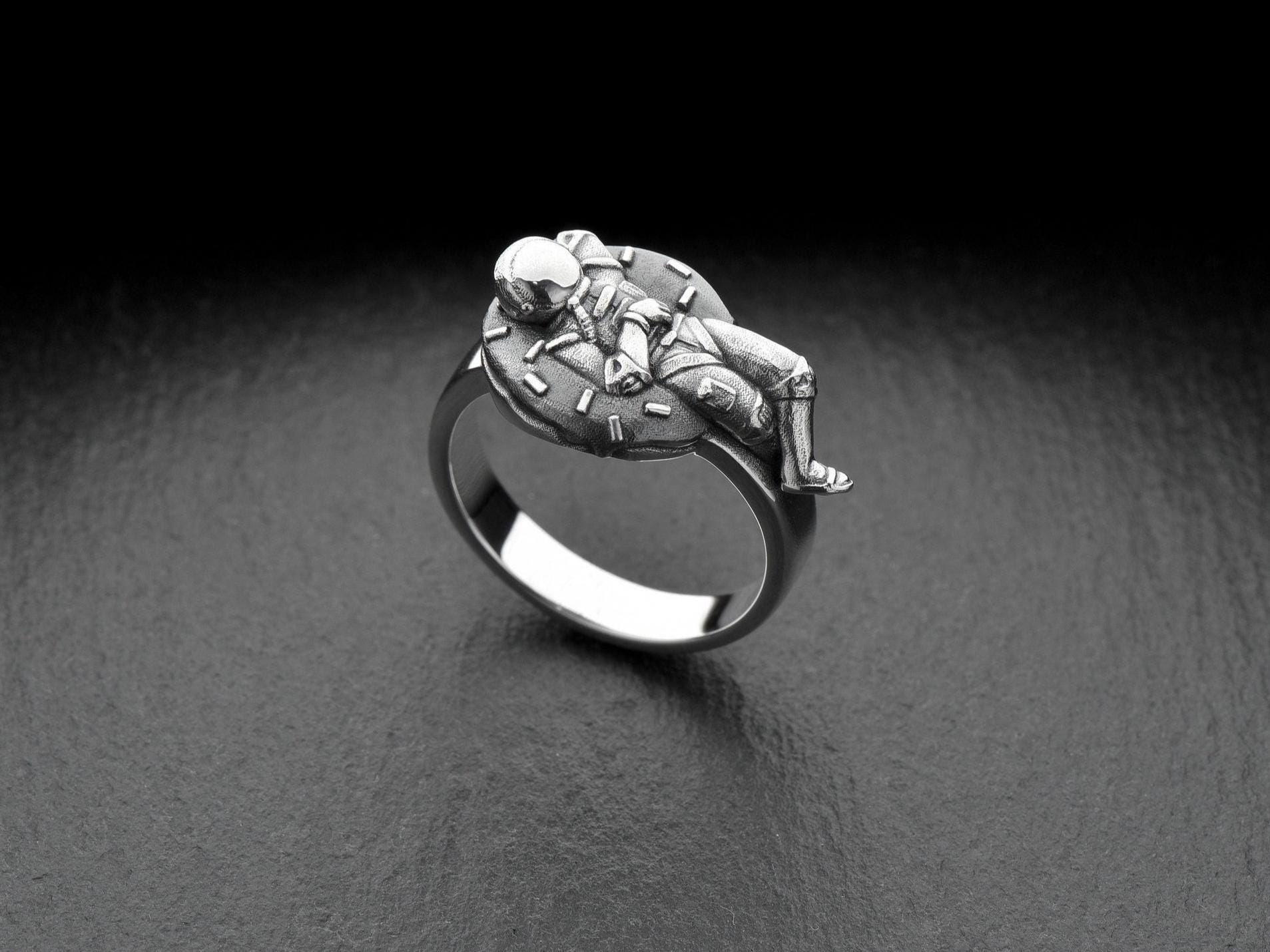 スターリングシルバー製宇宙飛行士ドーナツリング：宇宙好きのための