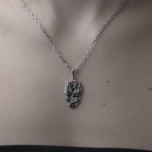 Ciondolo Fenice in argento sterling: collana ispirata alla mitologia, gioiello fatto a mano immagine 2