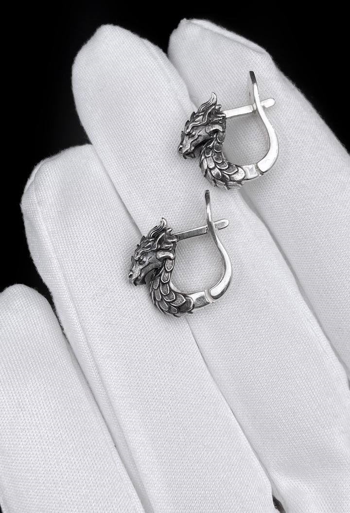 Orecchini a lobo a forma di drago in argento sterling: gioielli gotici e fantasy - Italia