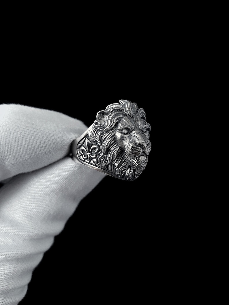 Whether you're a fan of wildlife-inspired jewelry, a lover of symbolism, or simply appreciate extraordinary craftsmanship, this Silver Lion Ring is a must-have addition to your collection.
