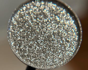 925 is a hand pressed shimmer 26mm single eyeshadow topper