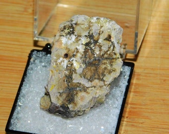 Miniatura maricopaite'u, okaz minerału