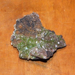 Cristalli di calcite con campione di minerale di duftite