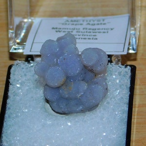 Miniatyr mineralprov av purpurkalcedon (druvagat)