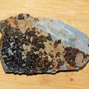 Muestra mineral de cristales de libetanita