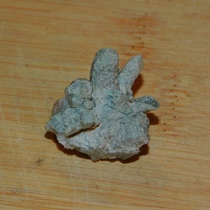 Miniatyrmineralprov av kvarts och kloritkristaller
