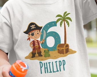 Maglietta di compleanno pirata, maglietta personalizzata con nome e numero, design spavaldo per bambini dai 3 agli 8 anni, regalo per ragazzi, maglietta a tema pirata