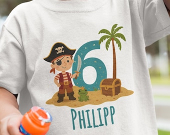 Maglietta di compleanno a tema pirati | Maglietta personalizzata con nome e numero | Design a tema pirati per bambini dai 3 ai 6 anni | Regalo di compleanno per ragazzi | T-shirt