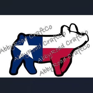 Puede incluir: Una silueta negra de un cerdo con el diseño de la bandera del estado de Texas. La bandera es roja, blanca y azul. El texto "Abby Road Craftco" está escrito alrededor del cerdo.