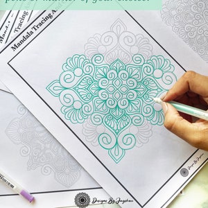 以下が含まれることがあります： 白紙に、ライトグリーンのペンでターコイズ色のマンダラデザインをトレースしています。「Trace the mandala using any pens or marker of your choice」というテキストが緑色のボックスに入っています。他のマンダラトレースページもいくつか表示されています。