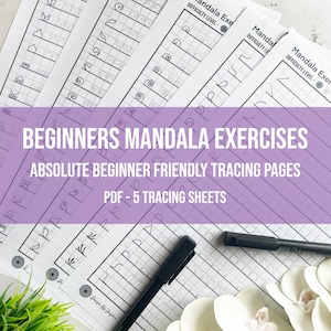 Può includere: Una pila di fogli bianchi di esercizi di mandala con linee a griglia nere e vari elementi di design. Il testo "BEGINNERS MANDALA EXERCISES" e "PDF - 5 TRACING SHEETS" sono visibili. Sono presenti anche due penne nere e fiori bianchi.