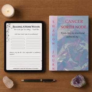 Könnte beinhalten: Ein offenes Tablet zeigt eine Tagebuchseite mit Fragen zu Zuhause und Emotionen. Daneben liegt ein Buch mit dem Titel "CANCER NORTH NODE". Ein Stift, eine Kerze, ein Kristall und ein Amethystcluster liegen auf der Holzoberfläche.
