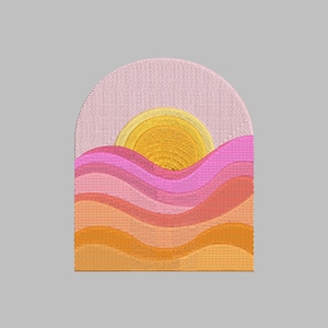 Può includere: Una toppa ricamata con un tramonto stilizzato su colline ondulate in tonalità rosa, arancio e giallo.