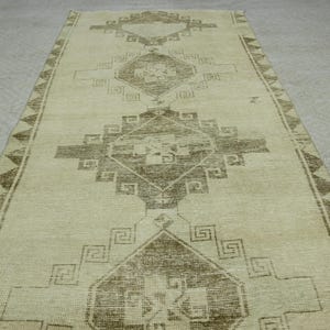 Alfombra turca vintage de 4 x 12 pies, alfombra larga para pasillo, Oushak beige neutro, marrón crema, alfombra anatolia desgastada,