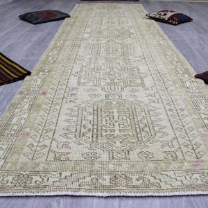 Alfombra de pasillo de lana y algodón turcos neutros: 3x11 con estampado Heriz en tonos marrón y beige de Oushak.