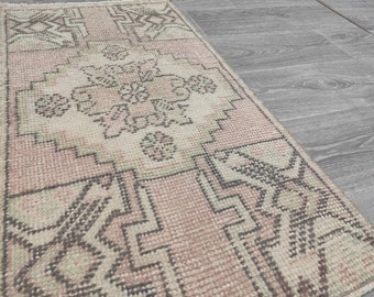 Vintage Turkish Wool Rug: Handmade Anatolian Door Mat (1.4'X2.7')