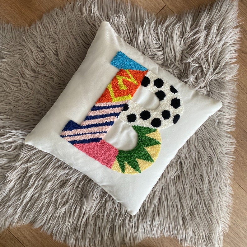 Funda de almohada inicial bordada, funda de almohada con letras personalizadas, aguja de punzonado hecha a mano, decoración de la habitación del bebé, idea de regalo para recién nacidos, regalo del Día de la Madre imagen 5