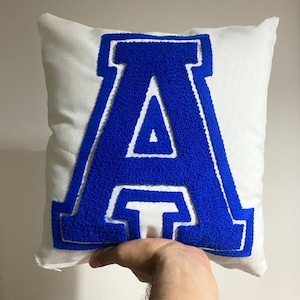Almohada con letras bordadas con aguja perforada, funda de almohada con letras de estilo universitario, regalo para niños, funda de almohada decorativa, regalo para guardería, decoración de habitación de bebé