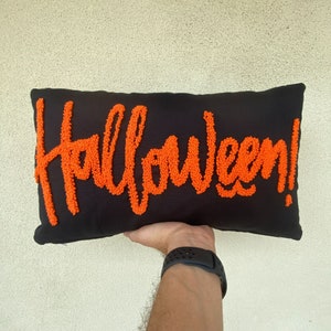 ハロウィン刺繍入りリネン枕、ゴシックな秋の装飾