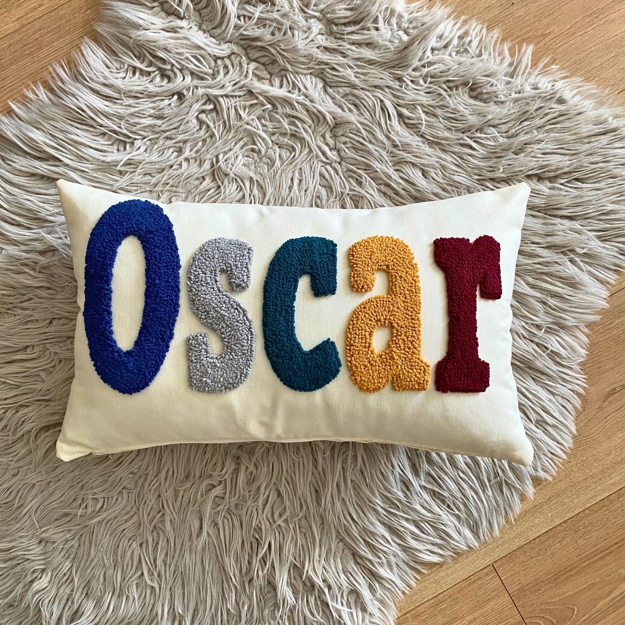 Personalisiertes Namenskissen, individuell besticktes Leinenkissen, Baby Namensgeschenk, Punch Needle Kissen, Kinderzimmer Dekoration, handgemachtes Dekokissen
