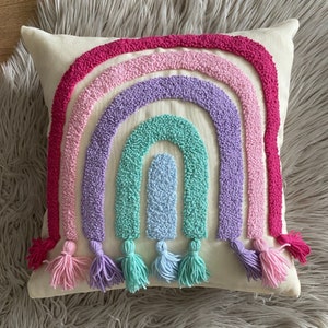 Personalisiertes Regenbogen-Kissen, Kinderzimmer Dekor Idee, Kinderzimmer Kissen, Punch Nadel gestickt, Geschenk für Kinder, individuelles Dekokissen