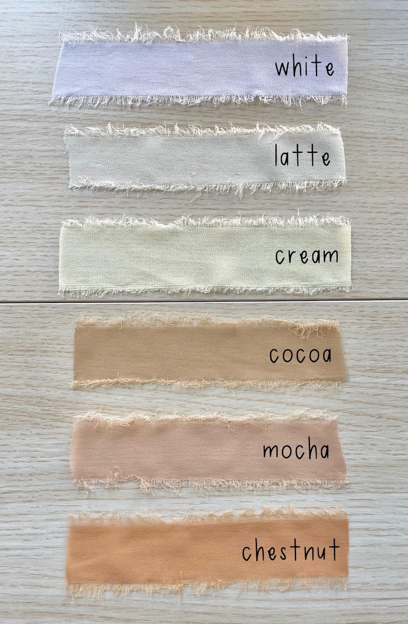 Pu&ograve; includere: Sei strisce di nastro in tessuto con bordi sfilacciati disposte orizzontalmente. I colori sono etichettati come white, latte, cream, cocoa, mocha e chestnut. Ogni striscia presenta una consistenza opaca morbida e un bordo grezzo distintivo.