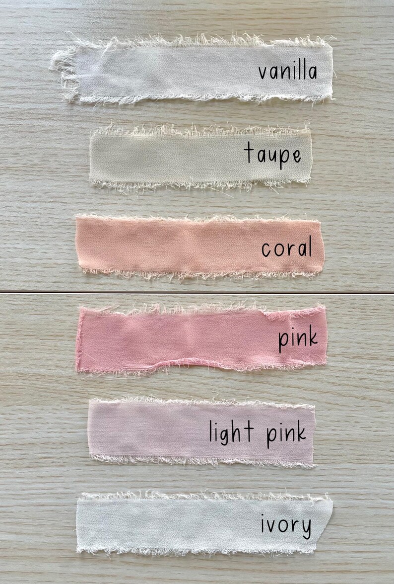 Pu&ograve; includere: Sei strisce di nastro in tessuto con bordi sfilacciati disposte orizzontalmente. I colori sono etichettati come vanilla, taupe, coral, pink, light pink e ivory. Ogni striscia presenta un aspetto morbido e strutturato con fili sciolti visibili.