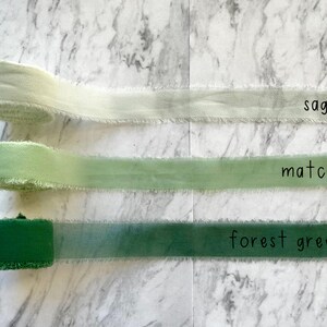 Pu&ograve; includere: Tre rotoli di nastro con bordi sfilacciati, disposti in una sfumatura di tonalit&agrave; verdi. Il rotolo superiore &egrave; etichettato sage, quello centrale matcha e quello inferiore forest green. Ogni nastro &egrave; avvolto in una bobina.