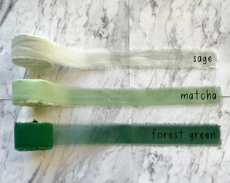 Pu&ograve; includere: Tre rotoli di nastro con bordi sfilacciati, disposti in una sfumatura di tonalit&agrave; verdi. Il rotolo superiore &egrave; etichettato sage, quello centrale matcha e quello inferiore forest green. Ogni nastro &egrave; avvolto in una bobina.
