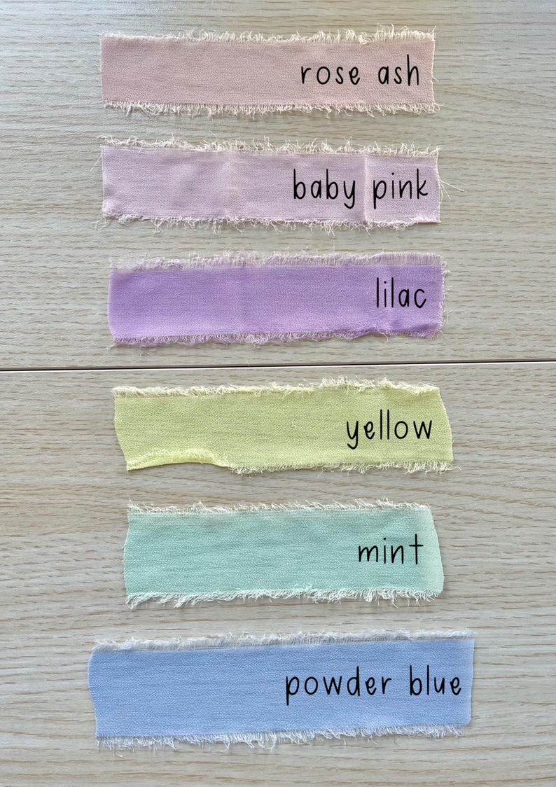 Pu&ograve; includere: Sei strisce rettangolari di tessuto con bordi sfilacciati disposte verticalmente. I colori sono etichettati come rose ash, baby pink, lilac, yellow, mint e powder blue. Ogni striscia presenta una consistenza opaca morbida e un bordo grezzo.