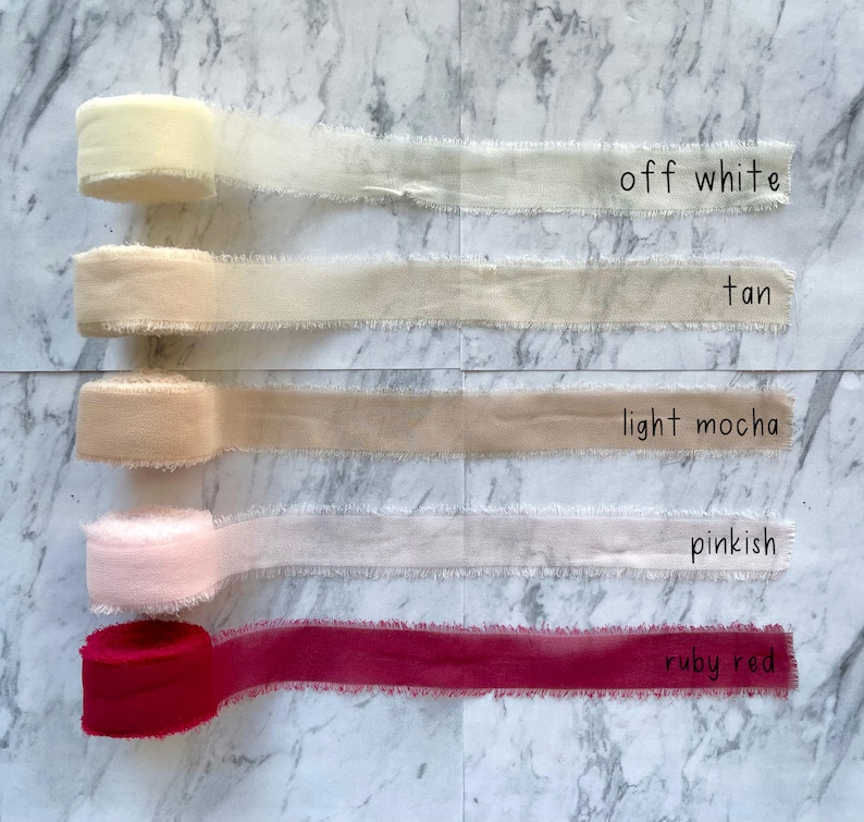 Pu&ograve; includere: Cinque rocchetti di nastro con bordi sfilacciati nei colori off white, tan, light mocha, pinkish e ruby red. Ogni rocchetto &egrave; etichettato con il nome del colore in testo nero. I nastri presentano un aspetto morbido e testurizzato con bordi grezzi.