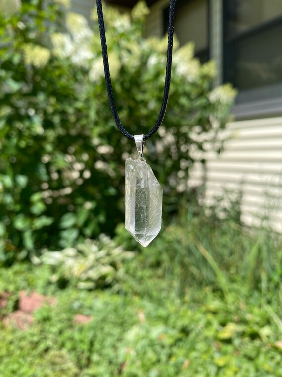 Clear quartz necklace best sale benefits