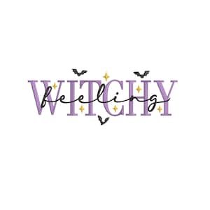 Pode incluir: Num fundo branco, a inscrição « WITCHY feeling » em roxo e preto. A palavra « WITCHY » está em letras de bloco, e a palavra « feeling » em itálico. Morcegos e estrelas adornam o conjunto.