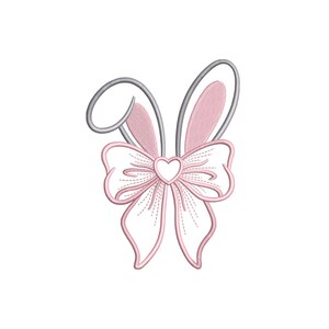 Puede incluir: Un diseño bordado con orejas de conejo y un lazo. Las orejas de conejo están delineadas en gris con el interior rosa. El lazo es rosa con un corazón en el centro. El diseño está sobre un fondo blanco.