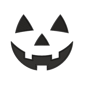 Puede incluir: Cara de calabaza de Halloween en blanco y negro con una amplia sonrisa, ojos triangulares y una pequeña nariz triangular.