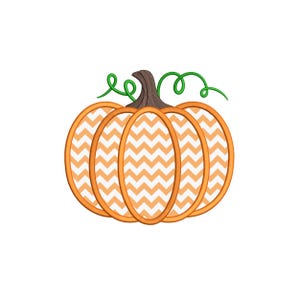 Peut inclure: Une citrouille décorative avec un contour orange et un motif en chevrons au centre. La citrouille a une tige marron et des vrilles vertes. Idéale pour les créations et décorations sur le thème de l'automne.