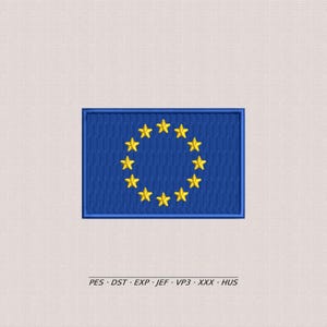Op de afbeelding: Geborduurde patch met de vlag van de Europese Unie. De patch heeft een donkerblauwe achtergrond met een cirkel van twaalf gele sterren. De patch is rechthoekig met een donkerblauwe rand. De tekst "PES • DST • EXP • JEF • VP3 • XXX • HUS" staat onderaan.
