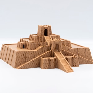 Wielki Ziggurat w Ur, starożytna budowla, model w miniaturze wydrukowany w 3D