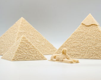 Modello stampato in 3D degli antichi edifici del complesso piramidale di Giza: Sfinge, Cheope, Chefren e Menkaure