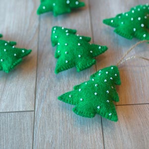 Hangende ornamenten kerstboom, handgemaakte groene vilten dennen met kralen, leuke gunsten voor de feestdagen of cadeaudecoraties