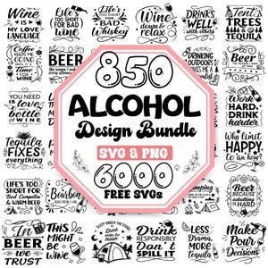 以下が含まれることがあります： 850 ALCOHOL Design Bundle SVG & PNG 6000+ FREE SVGSというテキストが中央の八角形のラベルに記されたデジタルグラフィックコレクションで、周囲にはアルコールや飲料に関連する様々な白黒のタイポグラフィデザインがグリッド状に配置されています。