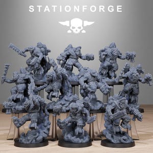 Peut inclure: Ensemble de figurines miniatures grises en poses dynamiques, certaines avec des armes, sur un présentoir. Les figurines sont placées sur un fond gris avec le texte "STATIONFORGE" et un logo de crâne.
