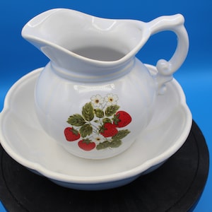 Vintage McCoy LCG Strawberry 24 Ounce Pitcher with Bowl Number 7528 Made in USA