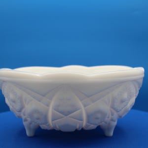 Vintage McKee Toltec Milk Glass 3-Toed Footed 7&quot; Bowl Scalloped Edge