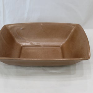 以下が含まれることがあります： 表面がわずかにざらざらした茶色の正方形のセラミックボウルです。