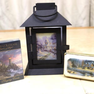 Variedade de peças vintage de Thomas Kinkade, lanterna de vela sem chama, sabonete, cartas de baralho *Ver descrição*