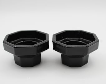 Para zabytkowych czarnych świeczników wyprodukowanych we Francji